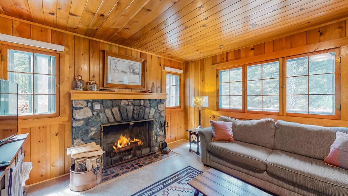 Joseph Cabin | Open and Attractive House Close to the Lake w/Free WiFi & Wood-Burning Fireplace