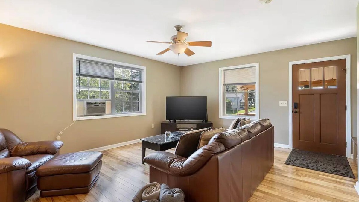 Oswego House | Open Concept/Spacious/Private/Modern/Hardwoodsnn