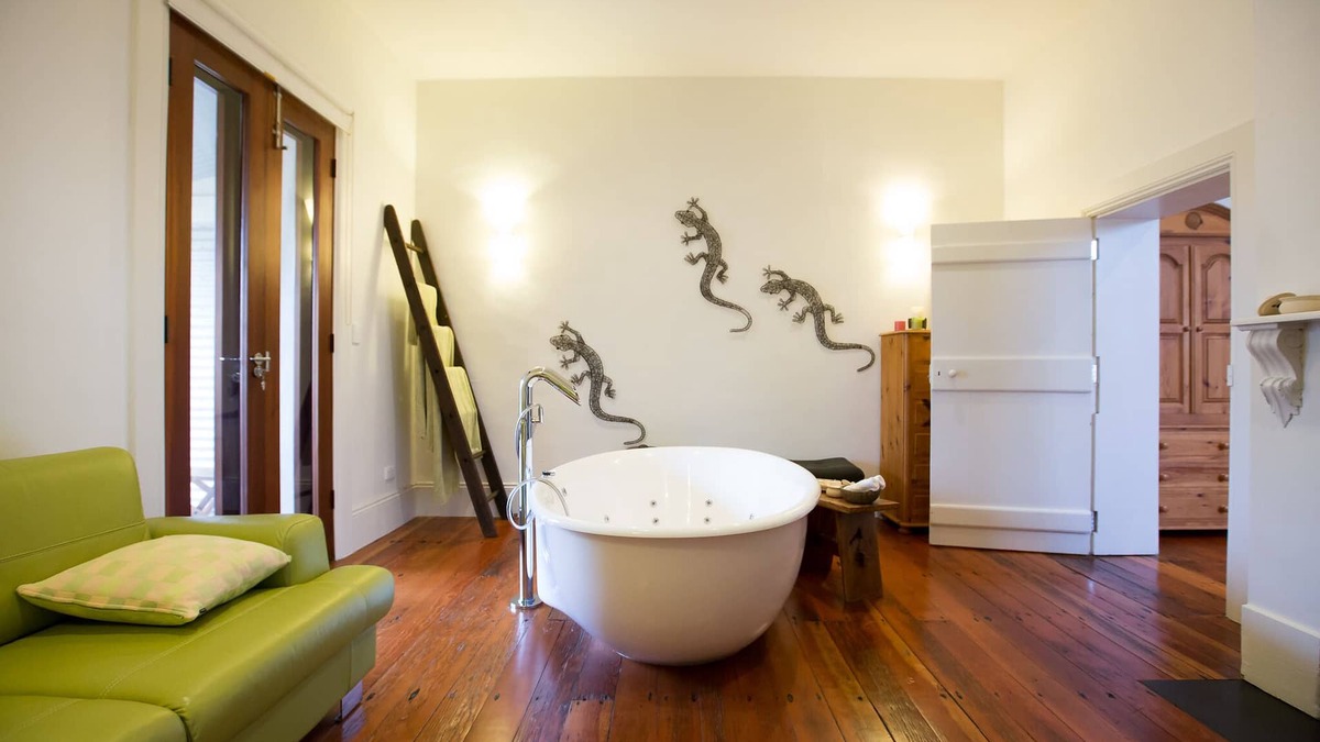 Strathalbyn Cottage | Open Fire and Spa Bath Indulgent and Luxury Villa