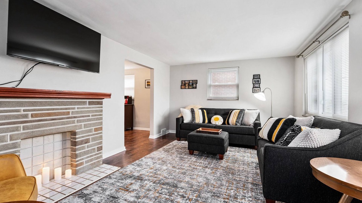 Brookline House | Open Floor Spacious Home⭐️15min from Downtown🚗Private Garage🫃Kids Friendly