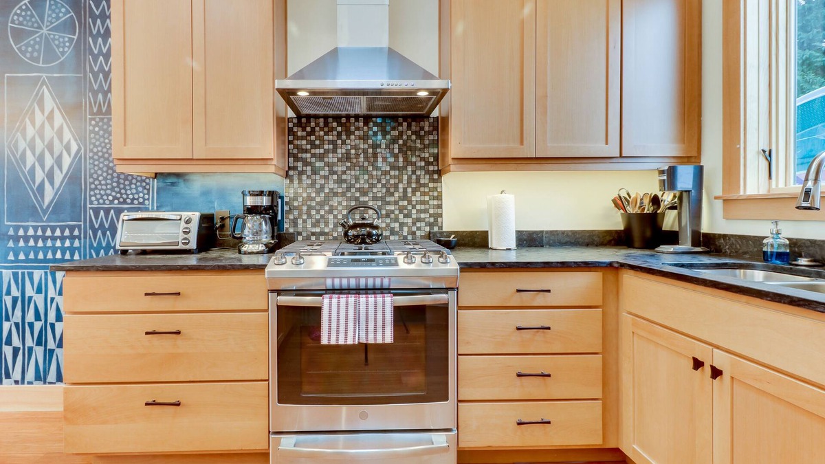 Concordia House | Open layout home in quiet location, close to shops/restaurants - free WiFi