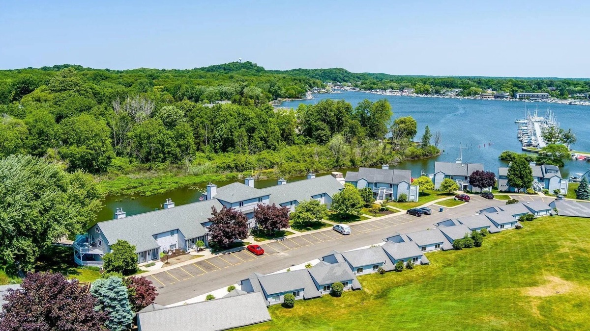 Douglas House | Open Layout Townhome Near All the Fun