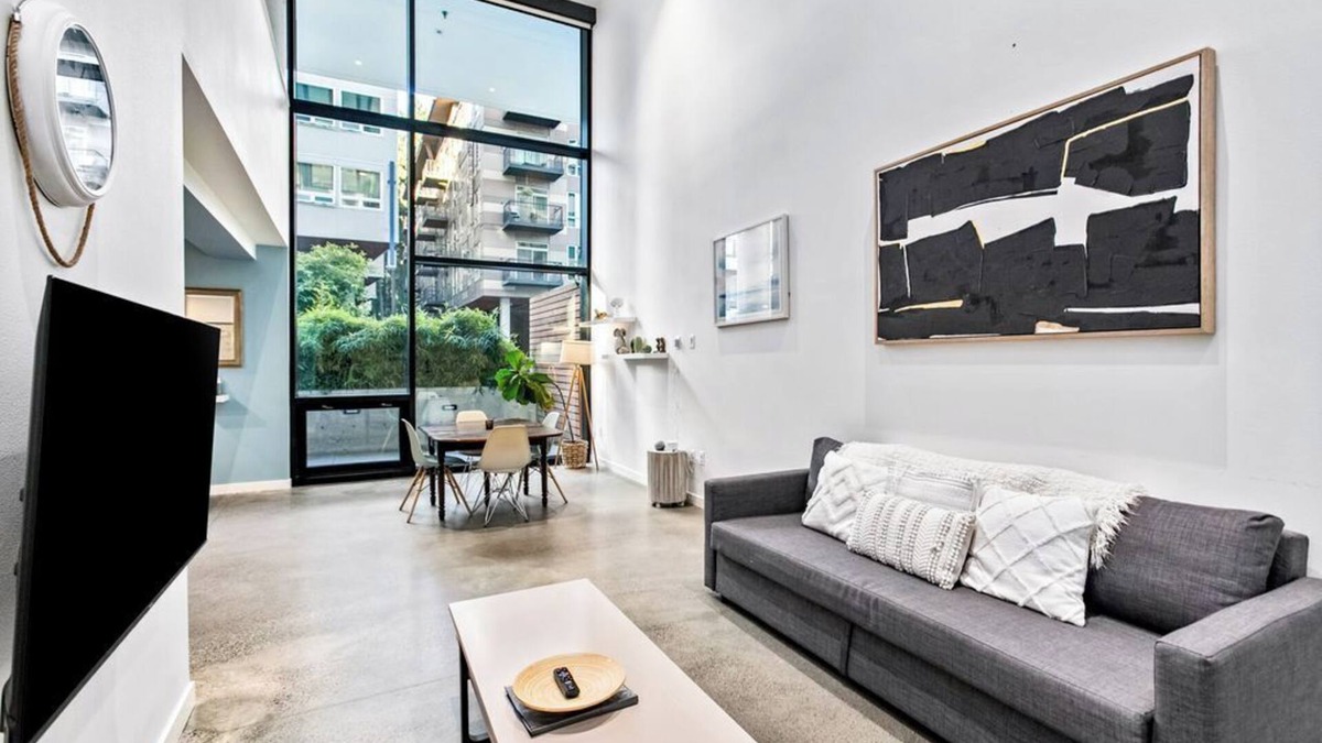 Downtown Apartment | Open Loft in Redmond Core - 92 Walkscore