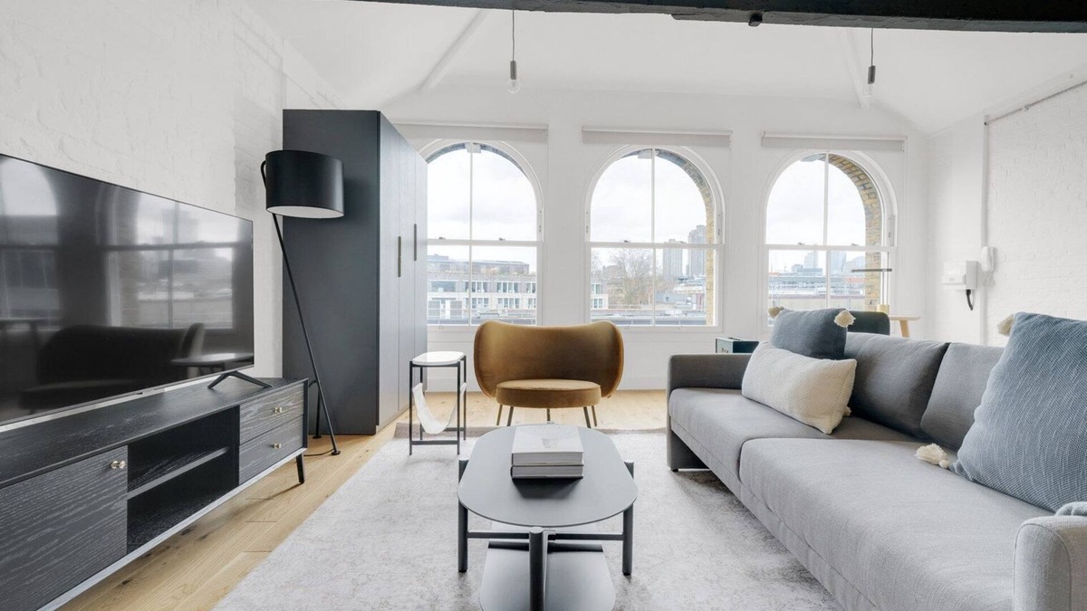 Farringdon Apartment | Open plan Clerkenwell Studio opposite Farringdon stn, by Blueground