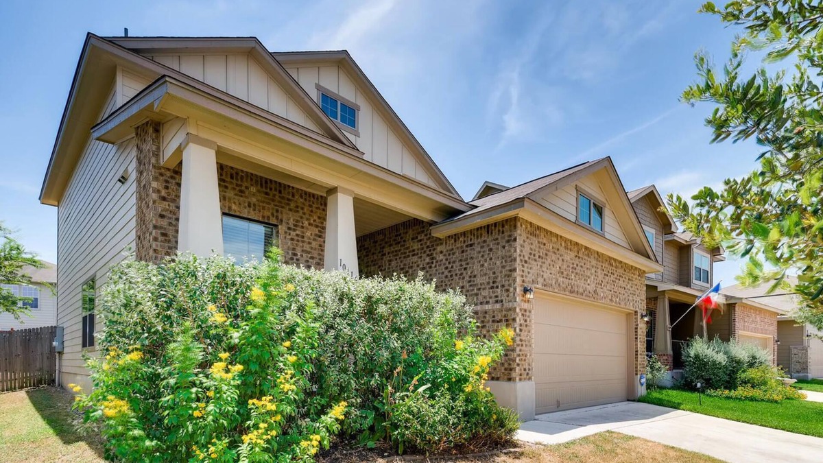 West San Antonio House | *OPEN* POOL/PARK-SEAWORLD/SIXFLAGS/LacklandBMT/shopping/Alamo. *EXTREMELY CLEAN*
