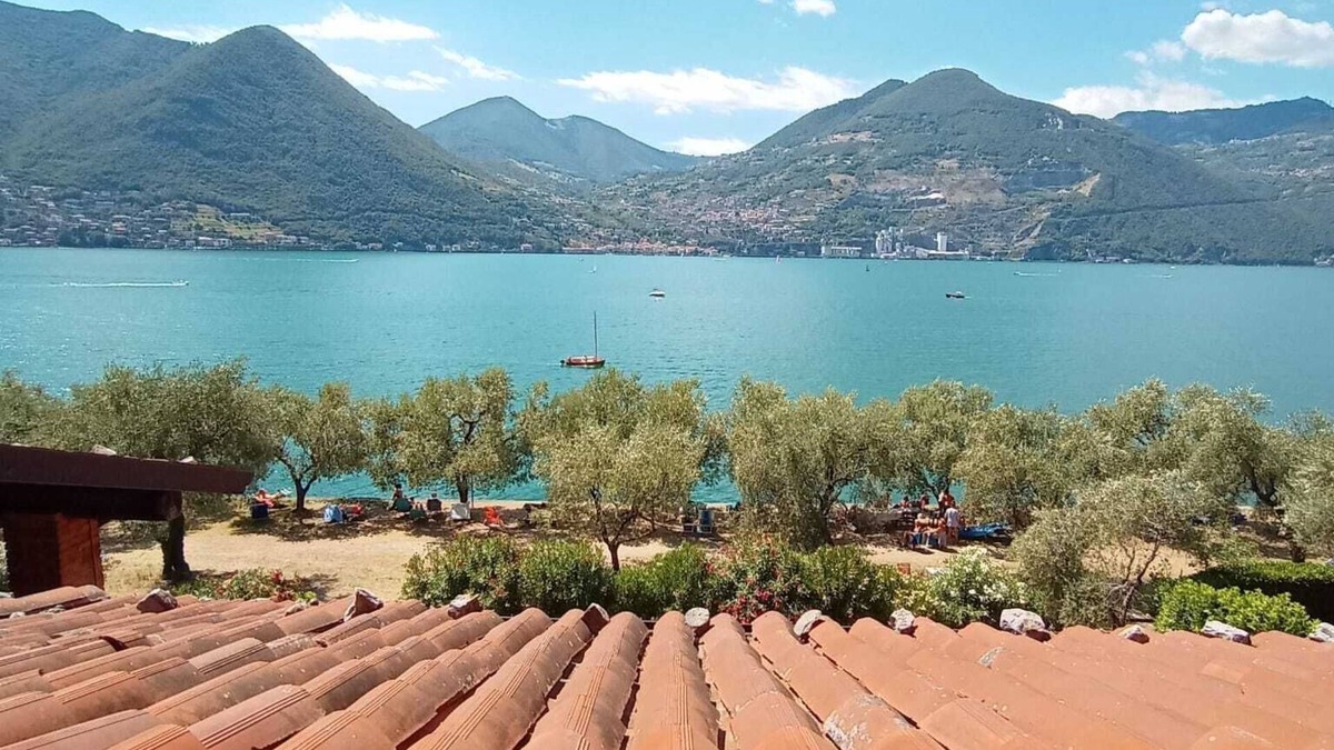Sensole Apartment | Open space lakefront apartment with pool in Monte Isola