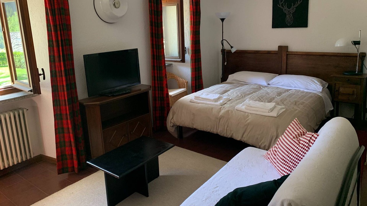 Pallusieux Apartment | Open space/studio with garden in traditional farm house