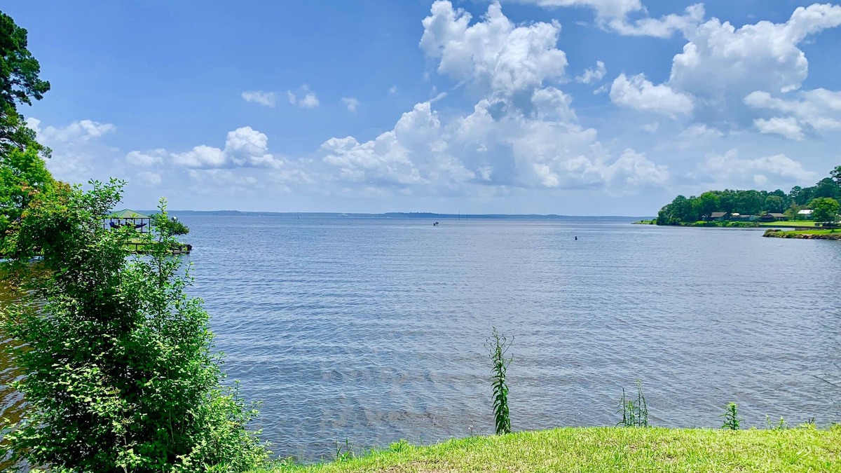 Huxley House | Open Waterfront Lakeview l Fish Camp l Huxley Bay Marina l Toledo Bend