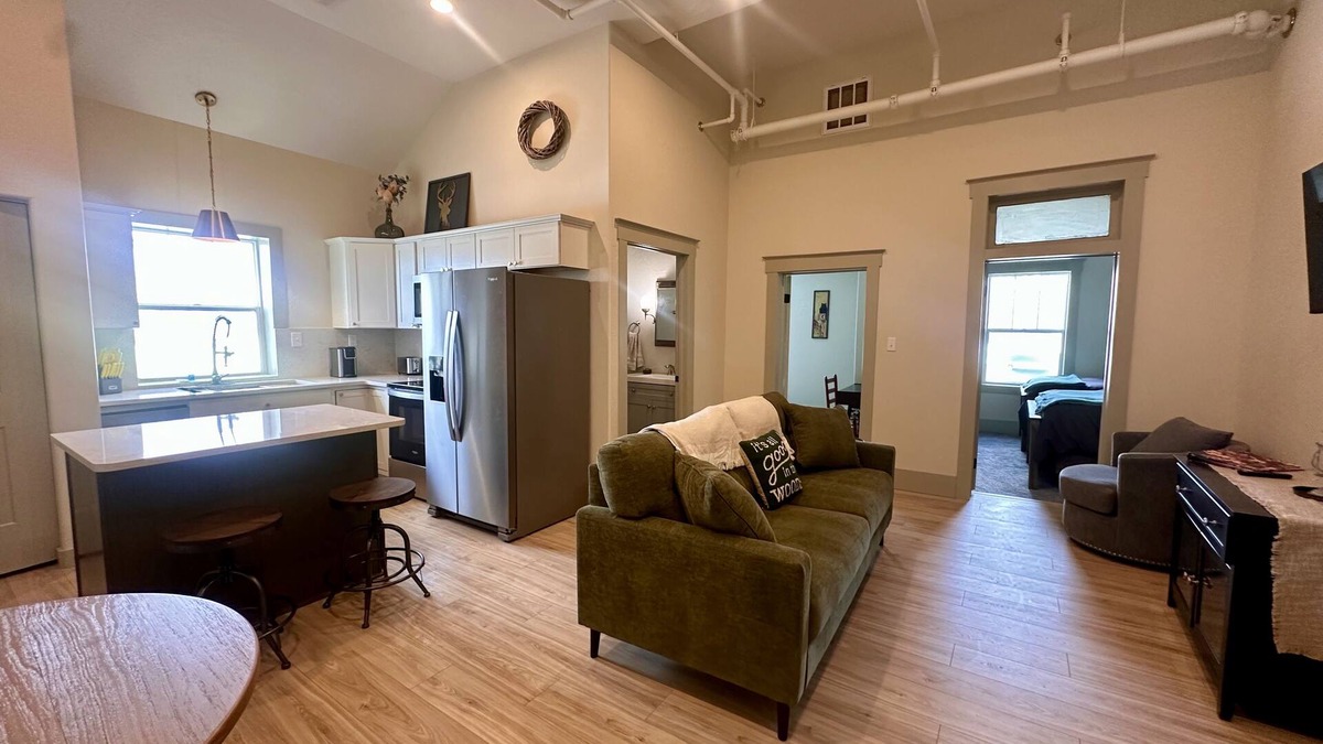 Frontier Apartment | Opera House Suites 3