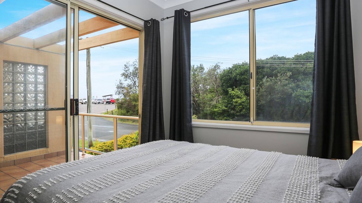 Hawks Nest House | Opposite Bennetts Beach