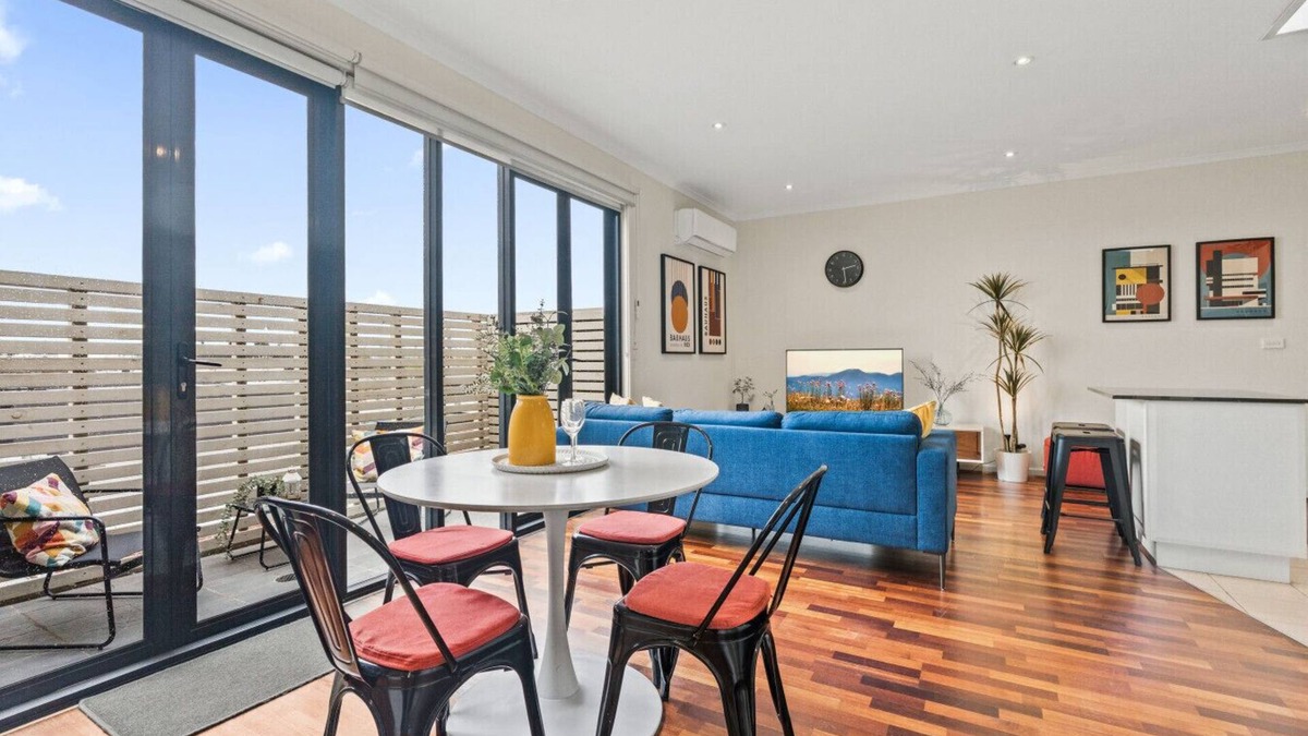 Caulfield North Apartment | Opposite Caulfield Park – 2BR Retreat