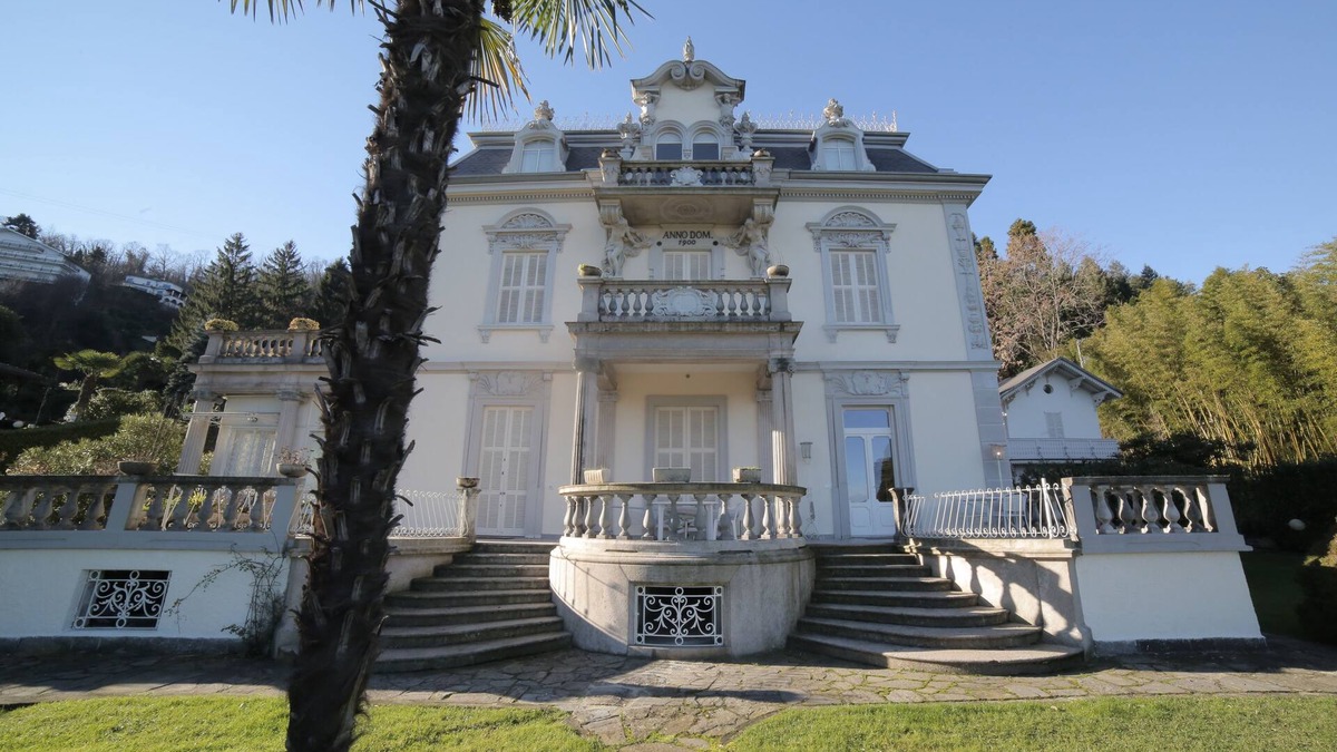 Carciano Apartment | Opposite Isola Bella, prestigious and romantic apartment in an old villa