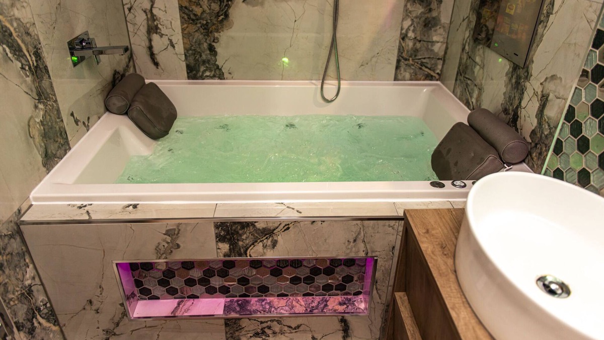 Bradford Apartment | Optimal Apartments - Deluxe Jet Hot Tub Suite