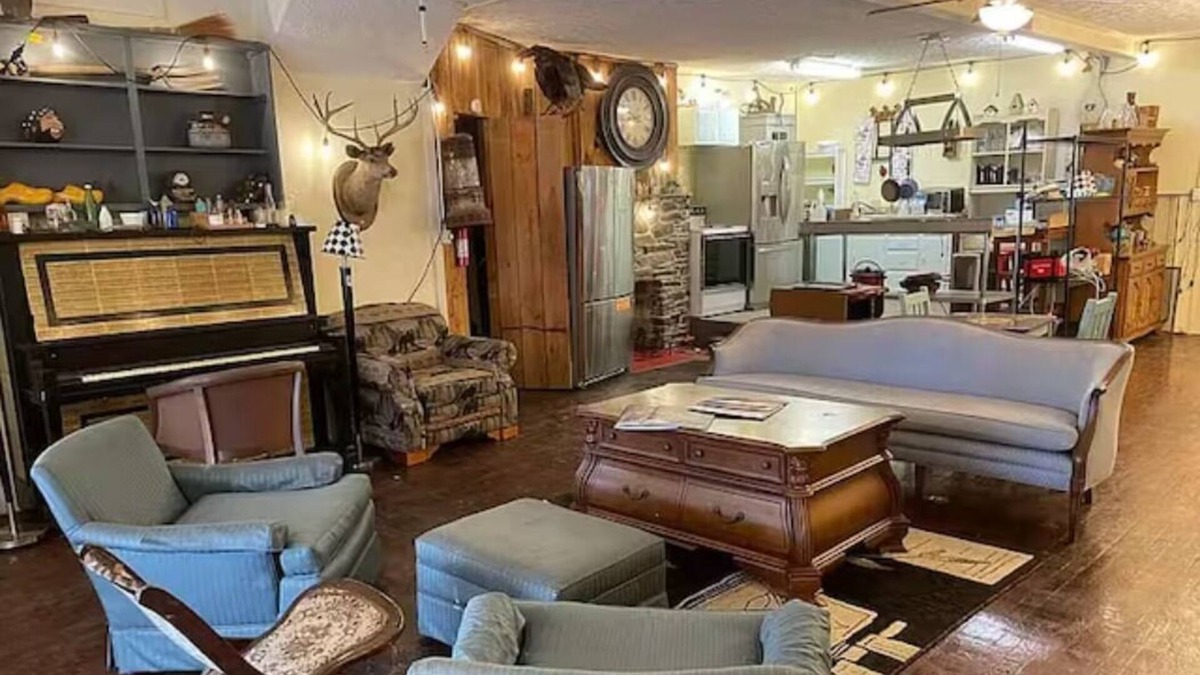 Salem House | Opulence | Rustic Farmhouse Haven Sleeps 12