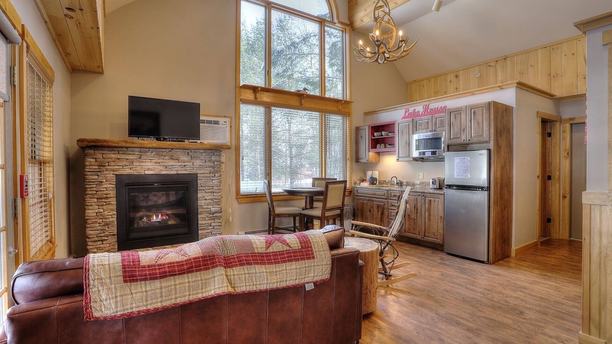Oquossoc Hotel | Oquossoc Suite #1 | A/C & Fireplace
