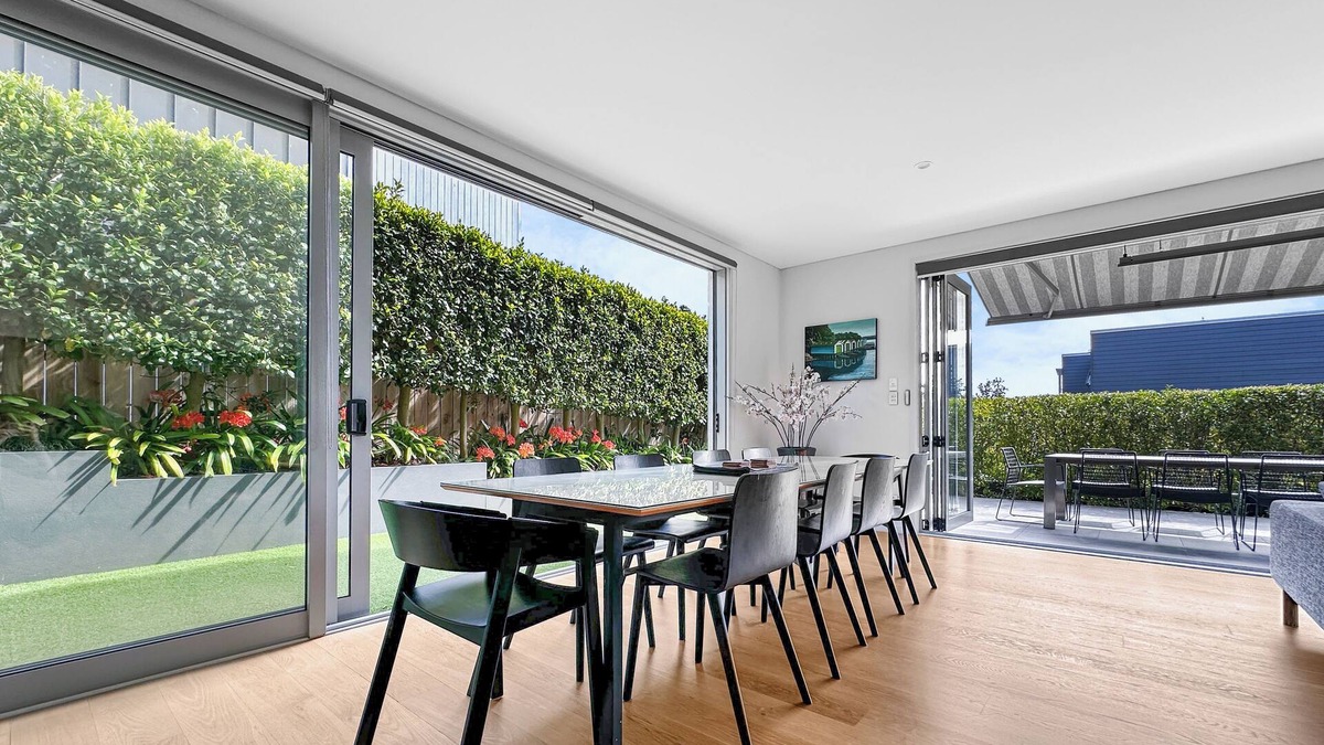Orakei House | Orakei Oasis l Quality 3 Bed House inc. Views