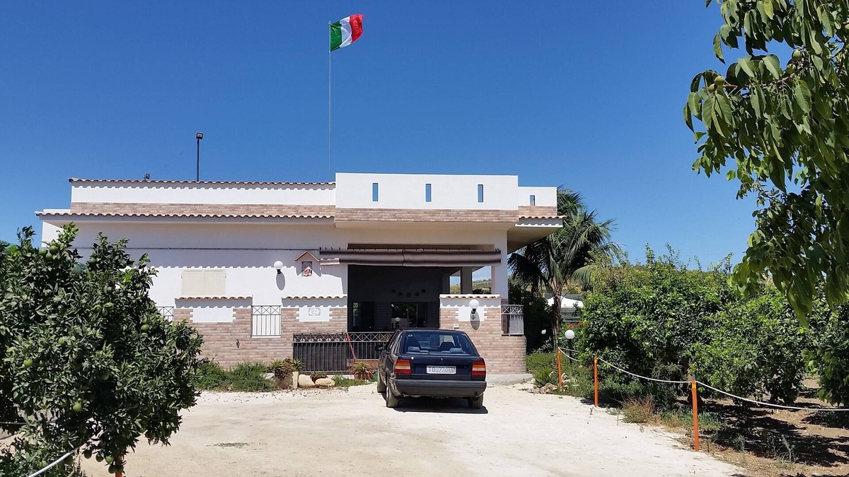 Sciacca House | Orange and lemon villa with garden and aromatic herbs.