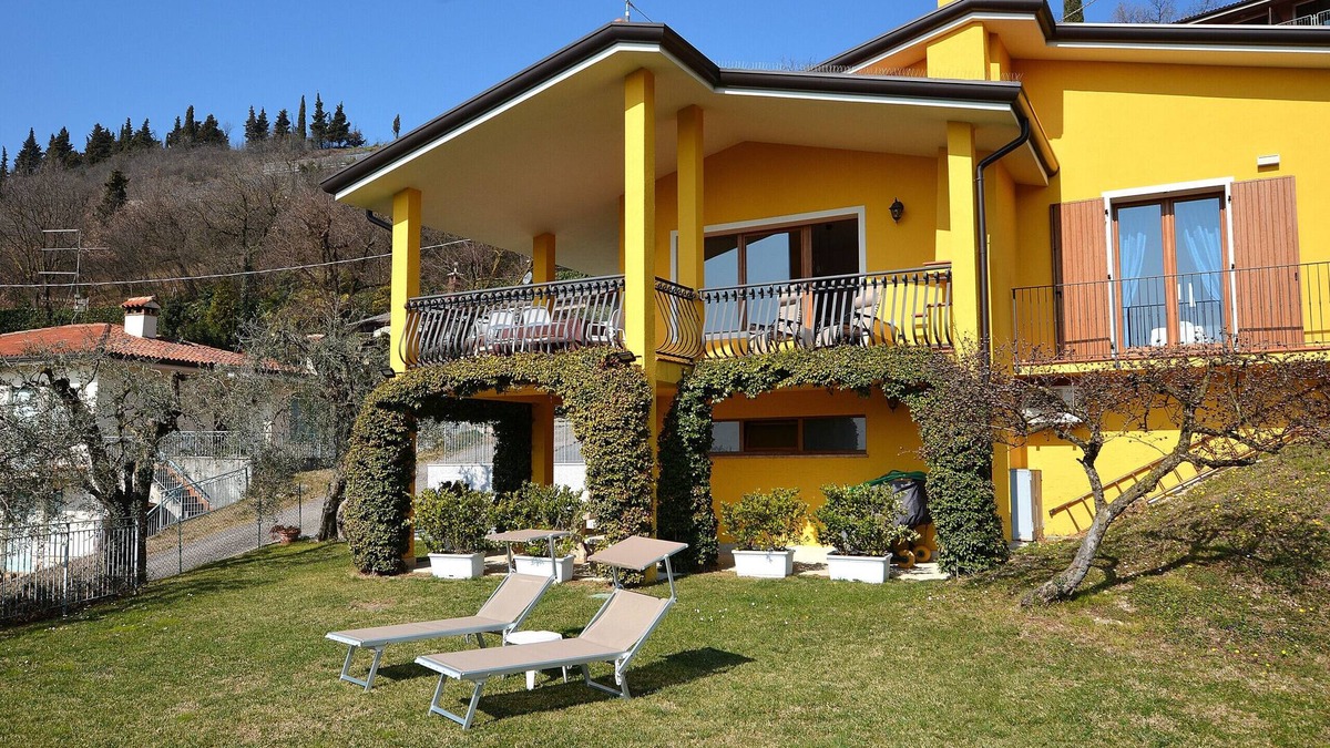 Marciaga Apartment | Orange Apartment In Marciaga di Costermano
