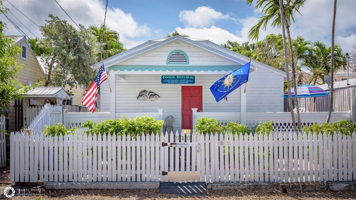 Downtown Cabin | Orange Blossom Suite | 1 bedroom 1 bath in steps off Duval