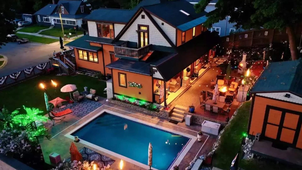 Cadillac House | Orange Cadillac - Stunning 6 BR/3 BA 11 Beds Home