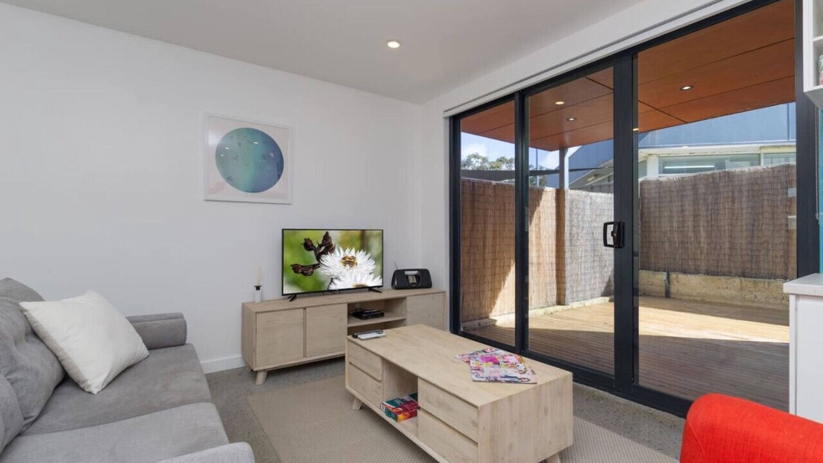Marmion Apartment | Orange Ground · Sunset Apartments - Orange Ground - 100m to shops.