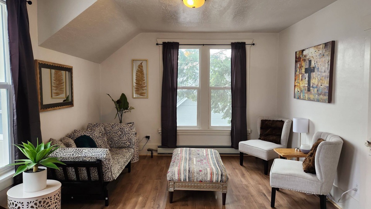 Riverfront Apartment | Orange Street Apartments - Upper
