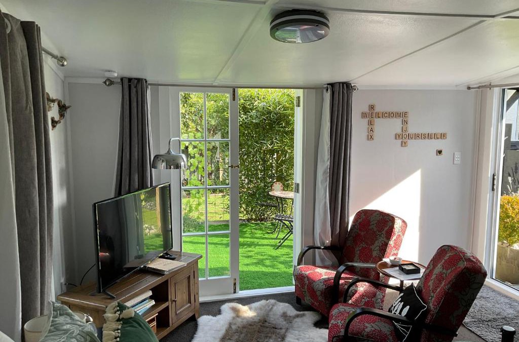 Whanganui Bed & Breakfast | Orange Tree Cottage - garden hideaway
