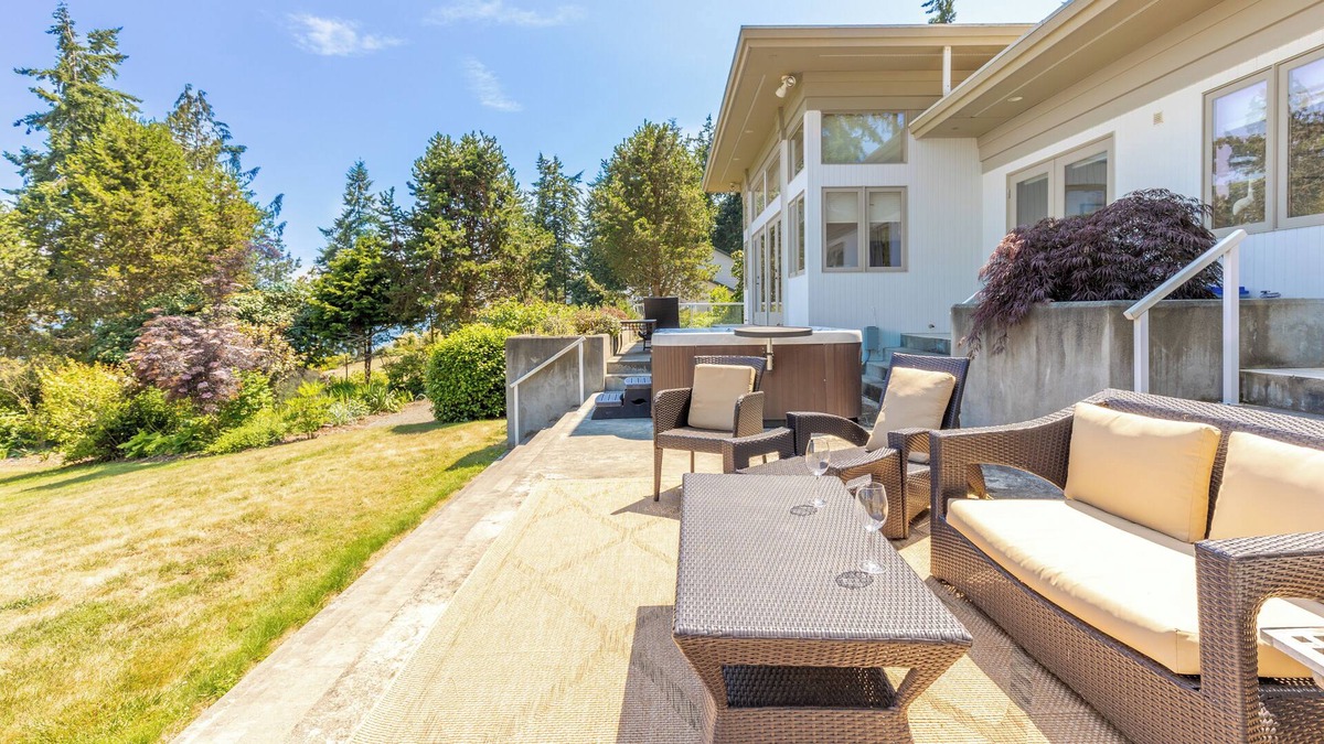 Greenbank House | Orca Ridge on Resort Road - Private Beach Access