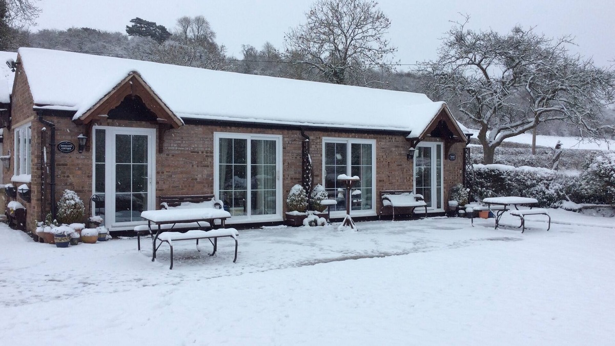Gloucester House | Orchard Cottage, 2 bedrooms, sleeps 4/6, lovely gardens.