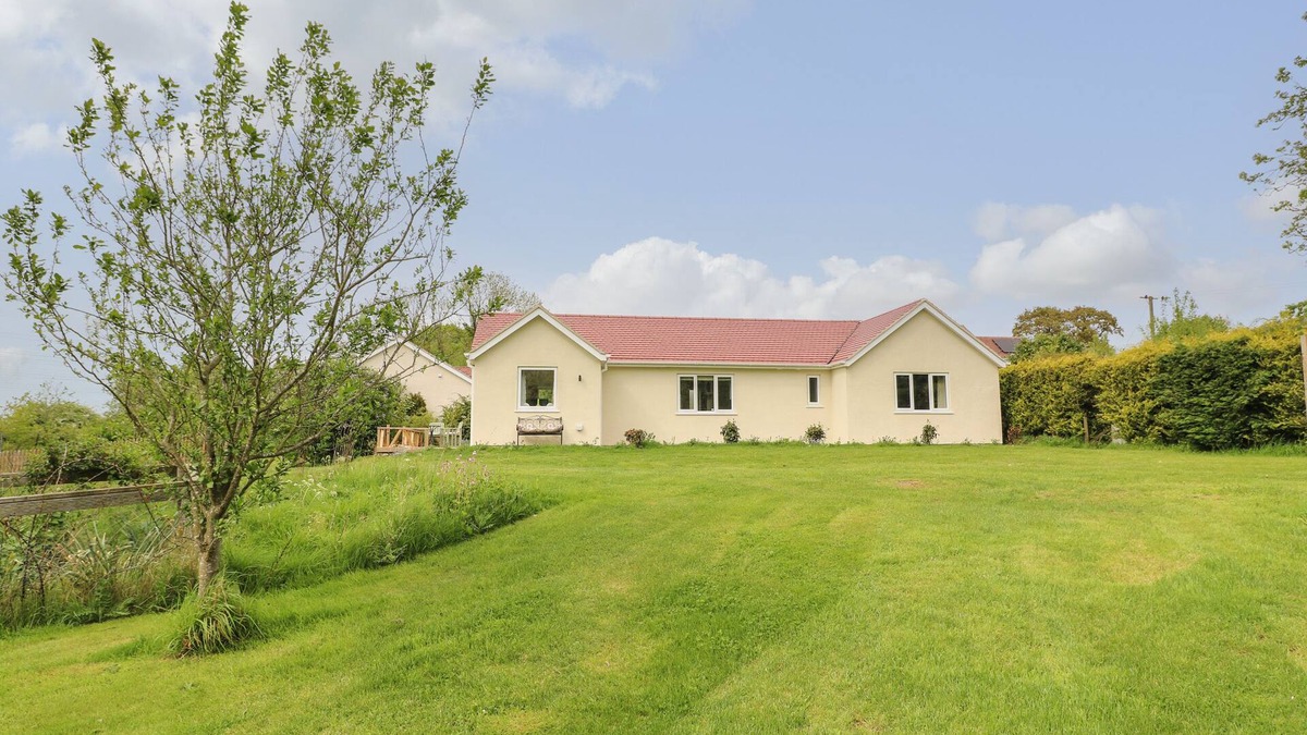 Findern Cottage | ORCHARD COTTAGE, pet friendly, character holiday cottage in Findern