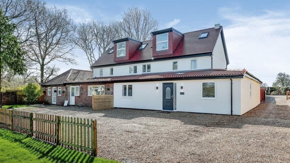 Crawley Down Cottage | Orchard Farm Cottage 1nRelax with the whole family at this peaceful, cosy heaven