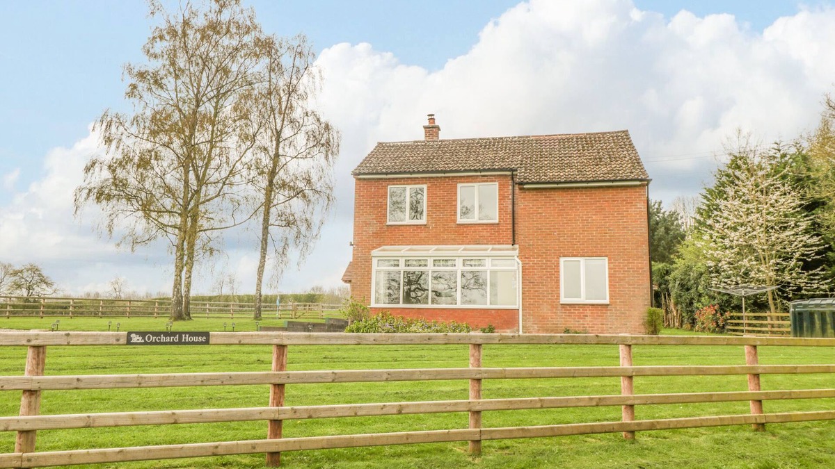 Little Cowarne Cottage | ORCHARD HOUSE, family friendly, with hot tub in Leominster