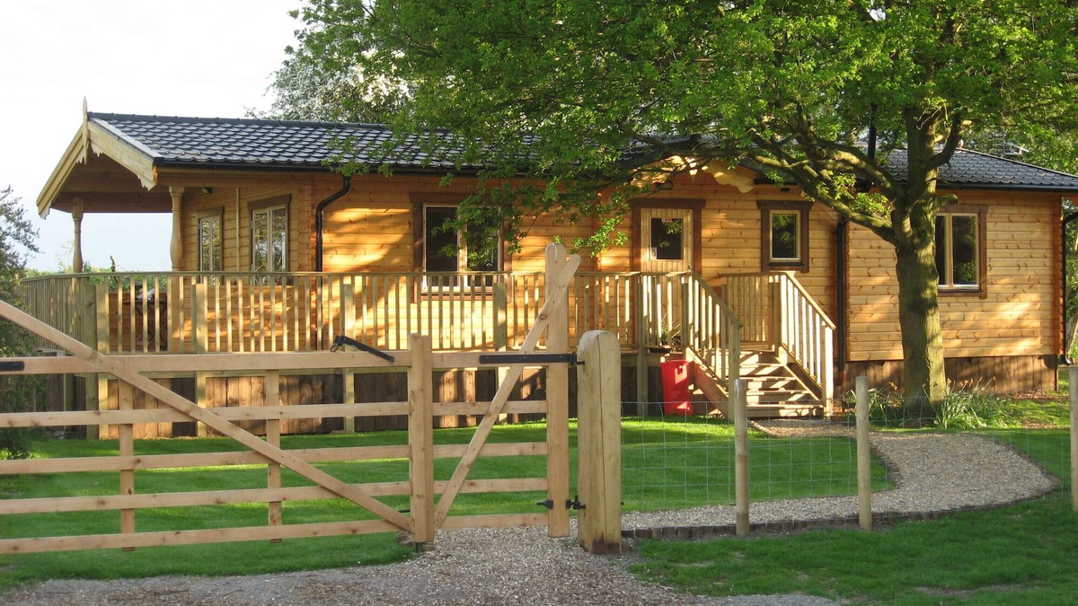 Ryther Cabin | Orchard Lodge, Exclusive Log Cabin, York riverside village 2m P+R, 4m city walls