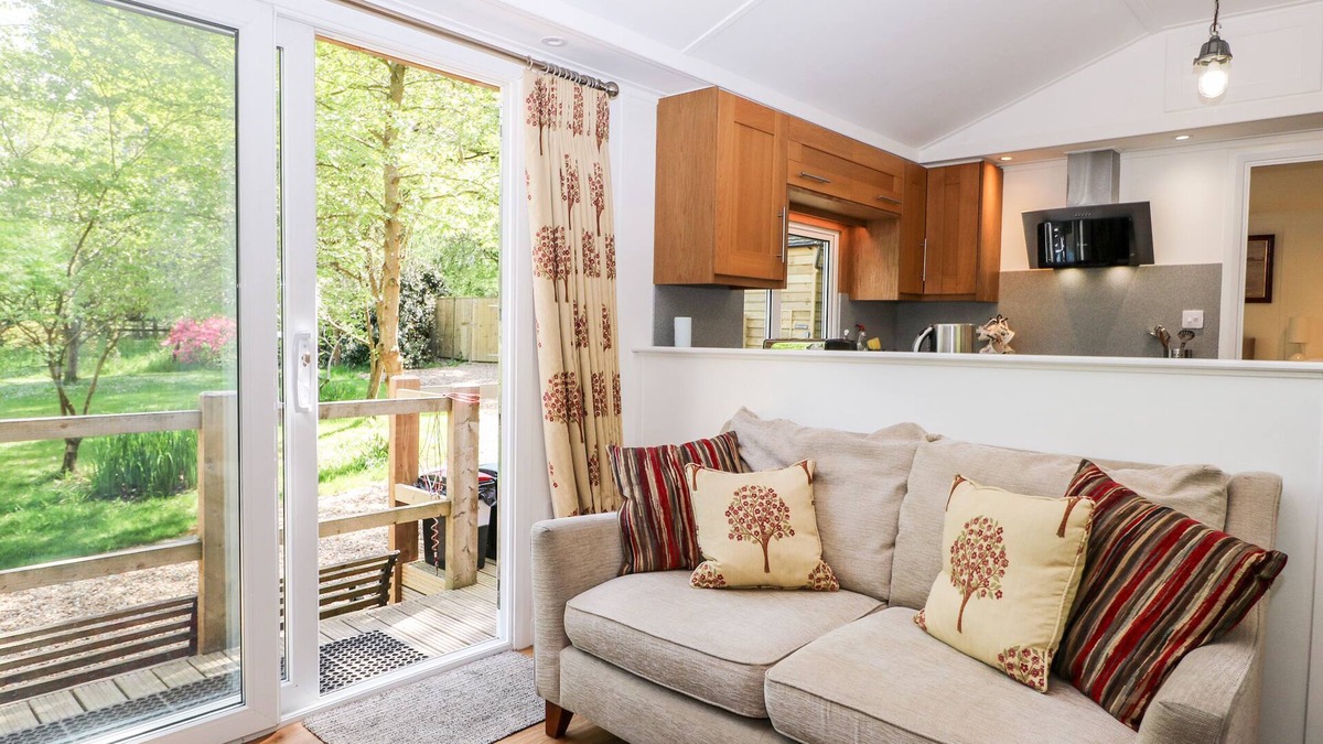 Staplefield Cottage | ORCHARD LODGE, pet friendly, with a garden in Bolney