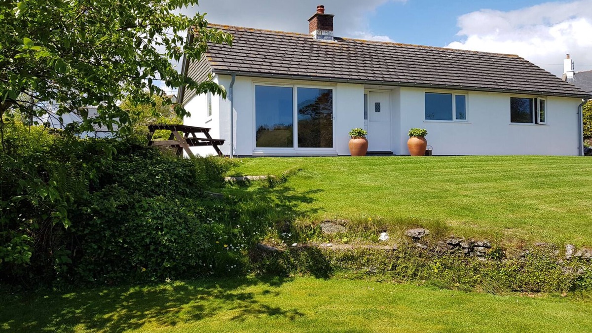 Chillington Cottage | ORCHARD VIEW, family friendly, with open fire in Kellaton