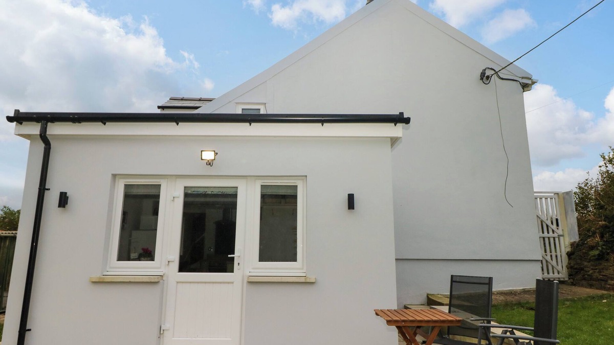 Pembroke Cottage | ORCHARD VIEW, pet friendly, with a garden in Pembroke