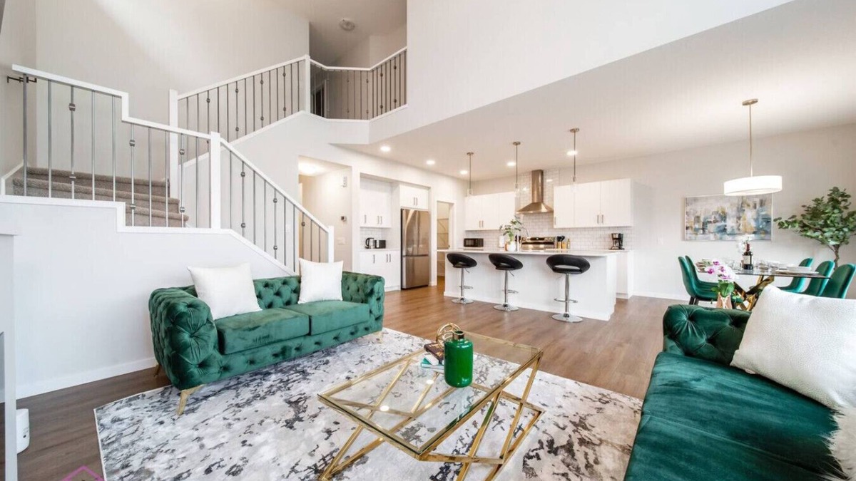 Southeast Edmonton House | Orchards Retreat | AirCon | Sleeps 10 | Near Airpt