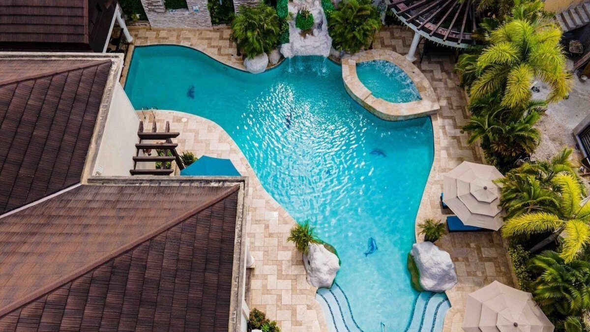 IronShore Estates Villa | Orchids & Palms Luxury Villa Pool, Chef, Hot Tub, Airport Pickup!