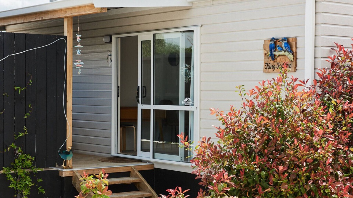 Orewa Cabin | Orewa Kiwi Cabins - Kingfisher