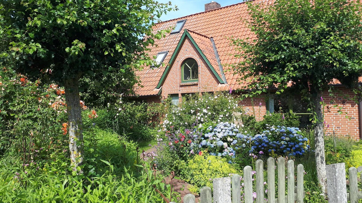 Osterhever House | Organic holiday home, idyllic garden. For you alone!