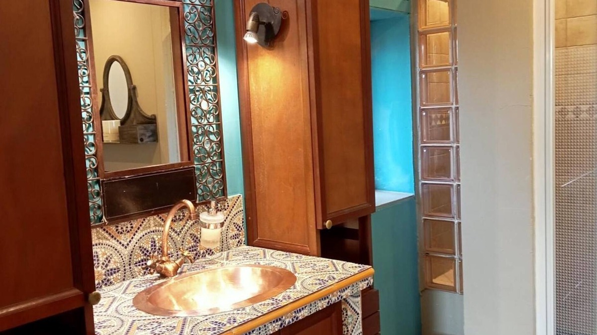 Villeneuve-les-Montreal Bed & Breakfast | 'Oriental' Room with Shared Pool, Wi-Fi and Air Conditioning - Villeneuve-lès-Montréal