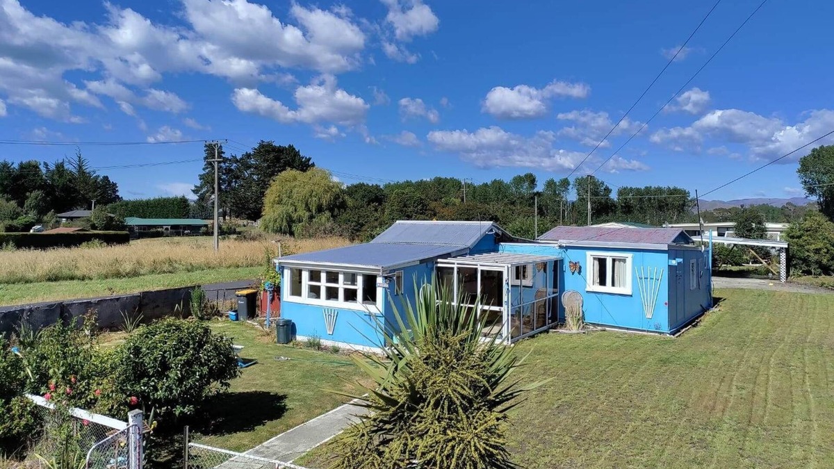 Waikouaiti House | Original Cute Kiwi Crib Near the Beach - sleeps 9