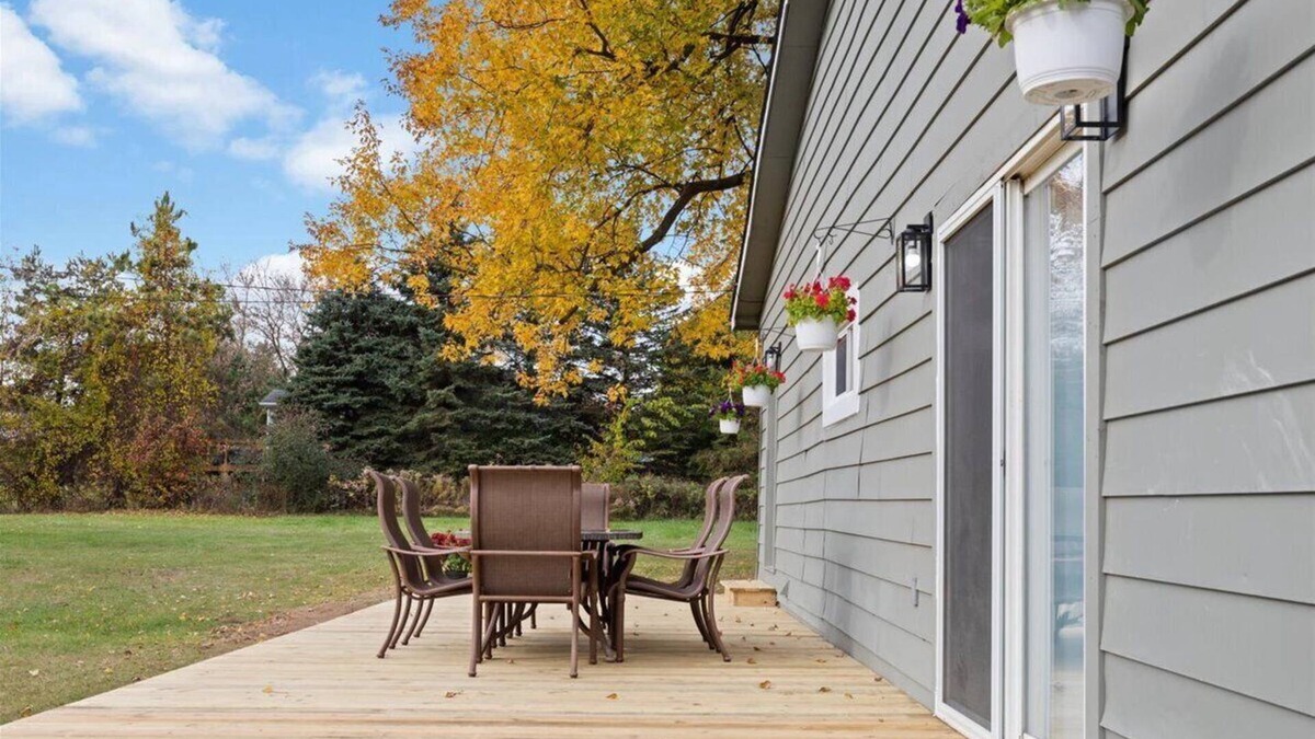 Lake Orion House | Orion Farmhouse Convenient Location to GM Plant and Great Lakes Crossing Mall