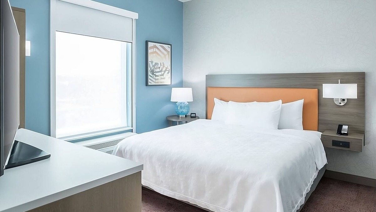 Airport North Hotel | ORLANDO ESCAPE STARTS HERE! KING SUITE, POOL, BBQ