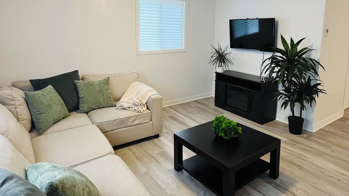 Orono House | Orono Townhouse Retreat-Clarington