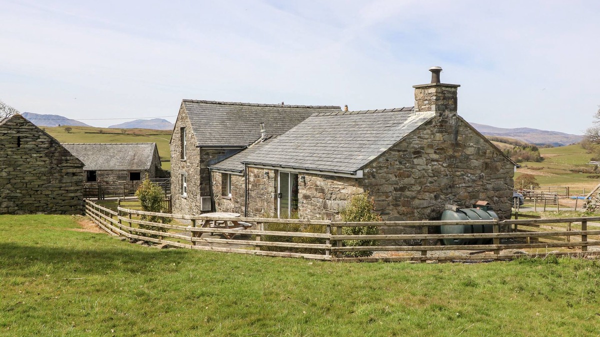 Gwynedd- Snowdonia Cottage | ORSEDD WEN COTTAGE, pet friendly, with open fire in Betws-Y-Coed