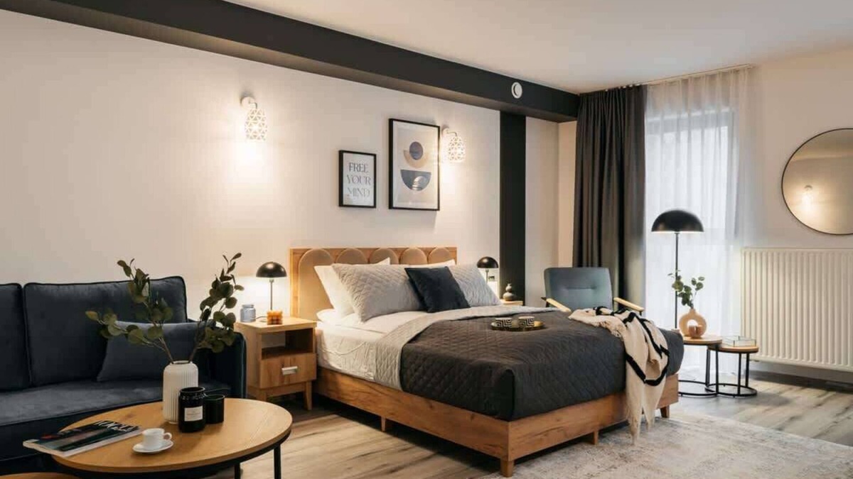 Ursus Apartment | ORSO Studio with king size bed and sofa