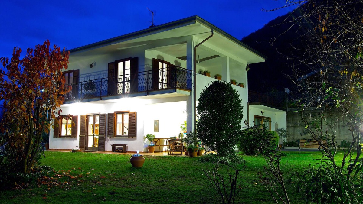 Crabbia Apartment | Orta See apartment in villa, garden overlooking the lake and beach Pettenasco