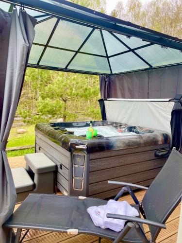 Podjazy House | Osada Skoczkowo komfortowe domki z prywatnymi wannami hot-tub nad jeziorem- sauna- balia- prywatny staw wędkarski