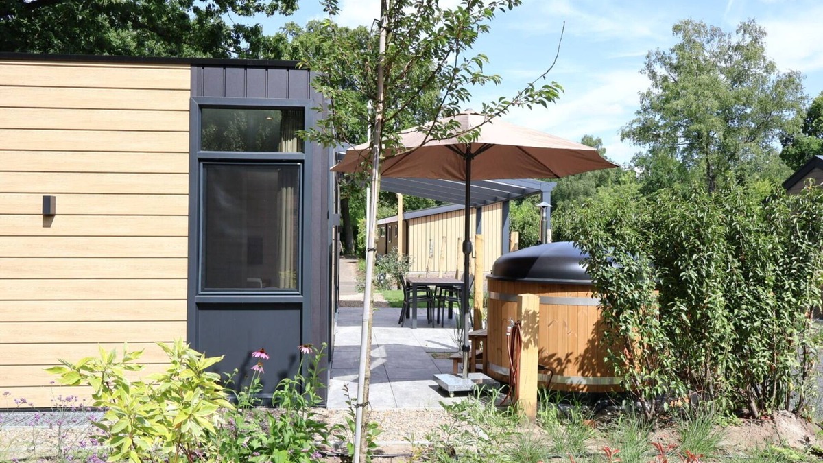 Lieren House | osendael: Stylish 4-person home with 2 bedrooms, each with en-suite bathrooms—one with a whirlpool and the other with a shower and sunshower—a hot tub, partially covered outdoor terrace, and modern kitchen. Enjoy luxury in the Veluwe!